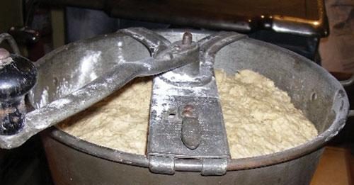 The convenience of a bread bucket