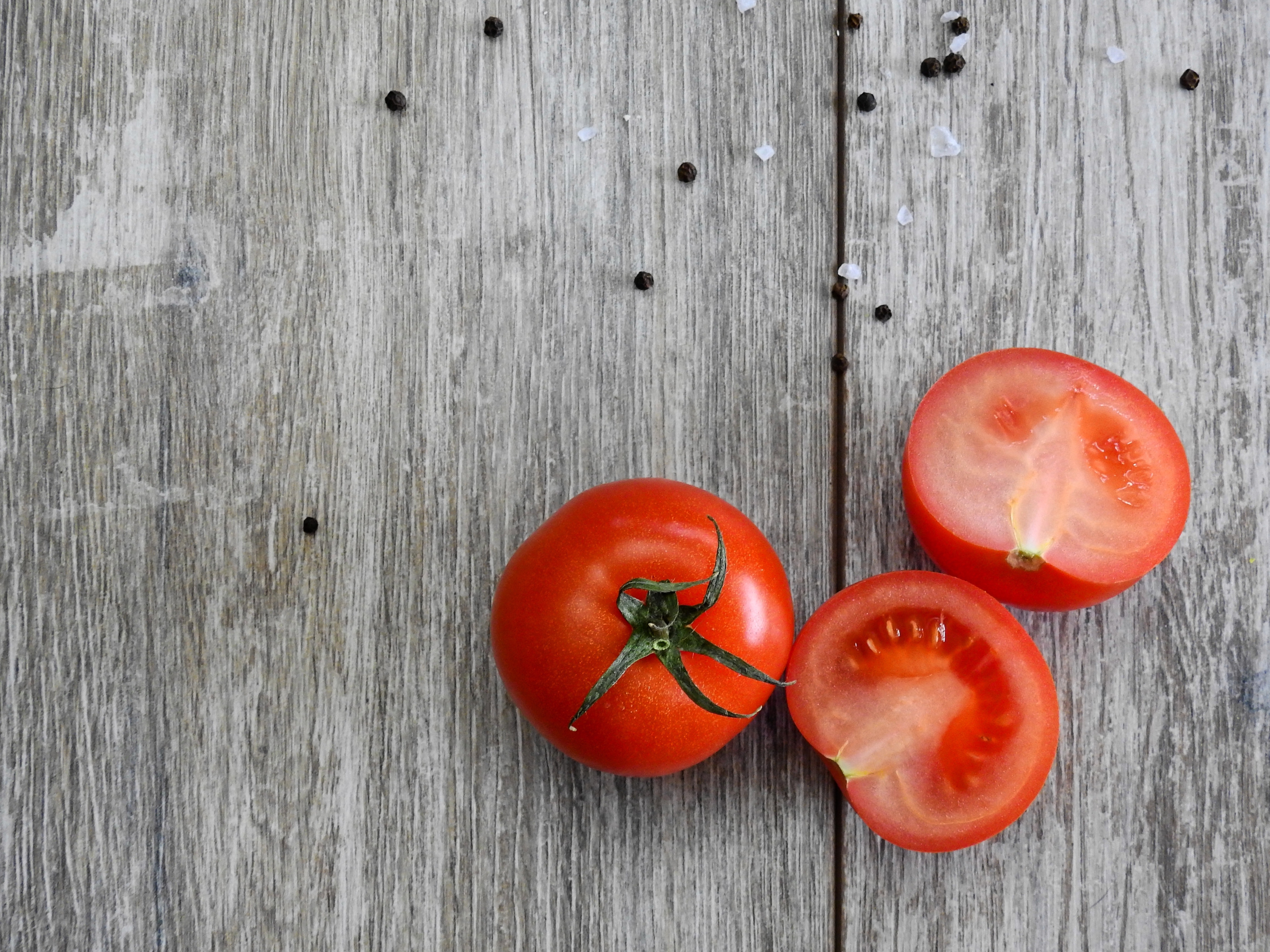 Creating Unique Tomatoes Through Breeding: The Benefits of Open-Pollinated & Hybrid Varieties